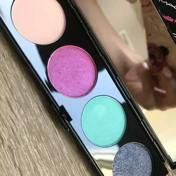 MAC Hello Kitty Hello Dolly Eye Shadow Palette - Picture 3 of 3
